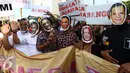 Relawan mengenakan topeng dan atribut tiga paslon Cagub/Cawagub DKI Jakarta melakukan aksi di kawasan Bunderan HI, Jakarta, Minggu (30/10). Aksi ini bertujuan agar persaingan Pilkada sehat dan jauh dari segala bentuk provokasi. (Liputan6.com/Johan Tallo)