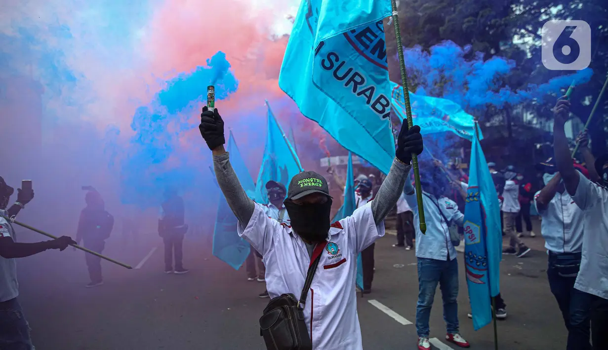 Massa buruh dengan berbagai atribut melakukan unjuk rasa menolak UU Omnibus Law Cipta Kerja di area Patung Kuda, Jakarta, Rabu (28/10/2020). Bertepatan dengan Hari Sumpah Pemuda, mereka menuntut Presiden Joko Widodo menerbitkan Perppu guna membatalkan UU Cipta Kerja. (Liputan6.com/Faizal Fanani)