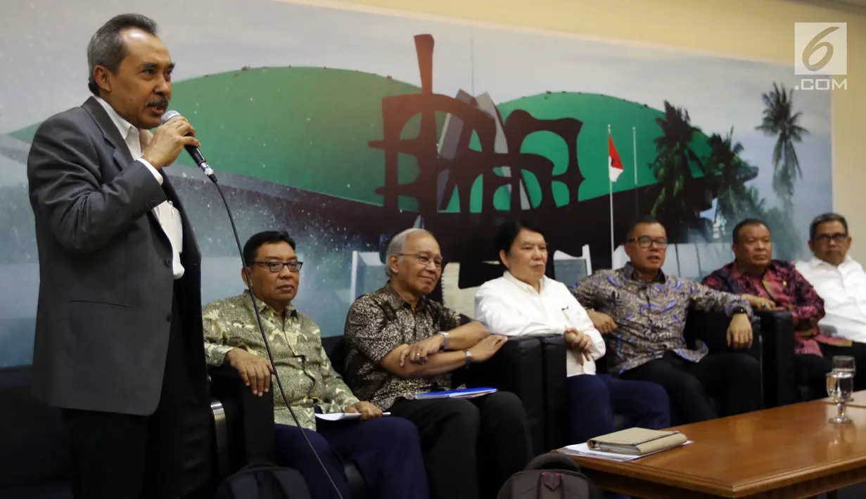 Sejumlah profesor dan pegawai Lembaga Ilmu Pengetahuan Indonesia (LIPI) menyambangi Komisi VII DPR di Kompleks Parlemen Senayan, Rabu (30/1). Mereka mengadukan sang kepala, Laksana Tri Handoko terkait reorganisasi di tubuh LIPI. (Liputan6.com/Johan Tallo)