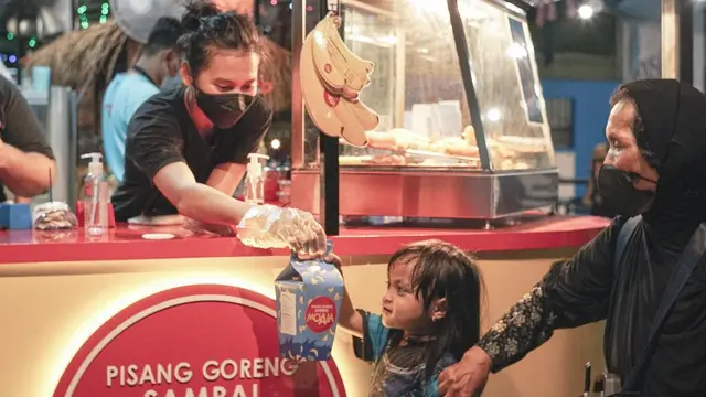 Banting Setir, Ini 6 Momen Indah Permatasari dan Arie Kriting Jual Pisang Goreng