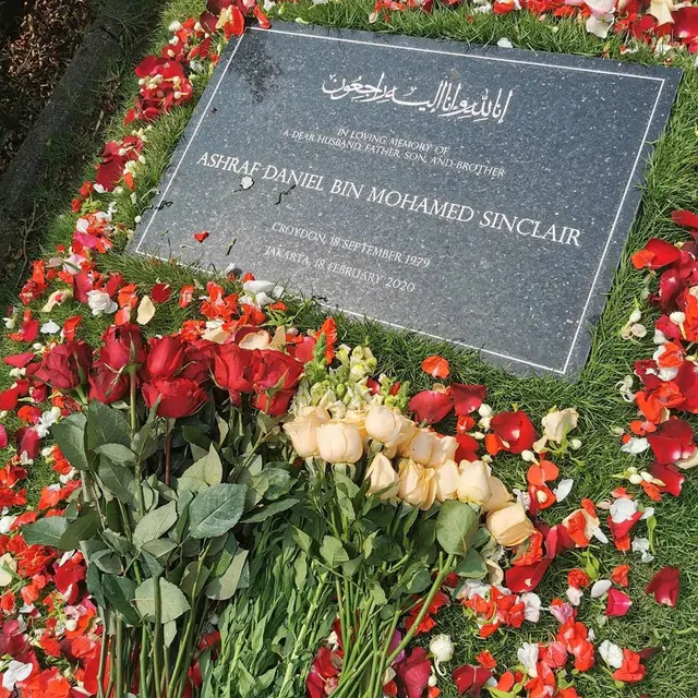 6 Momen BCL Ziarah ke Makam Ashraf Sinclair, Penampilan Hijabnya Curi Perhatian