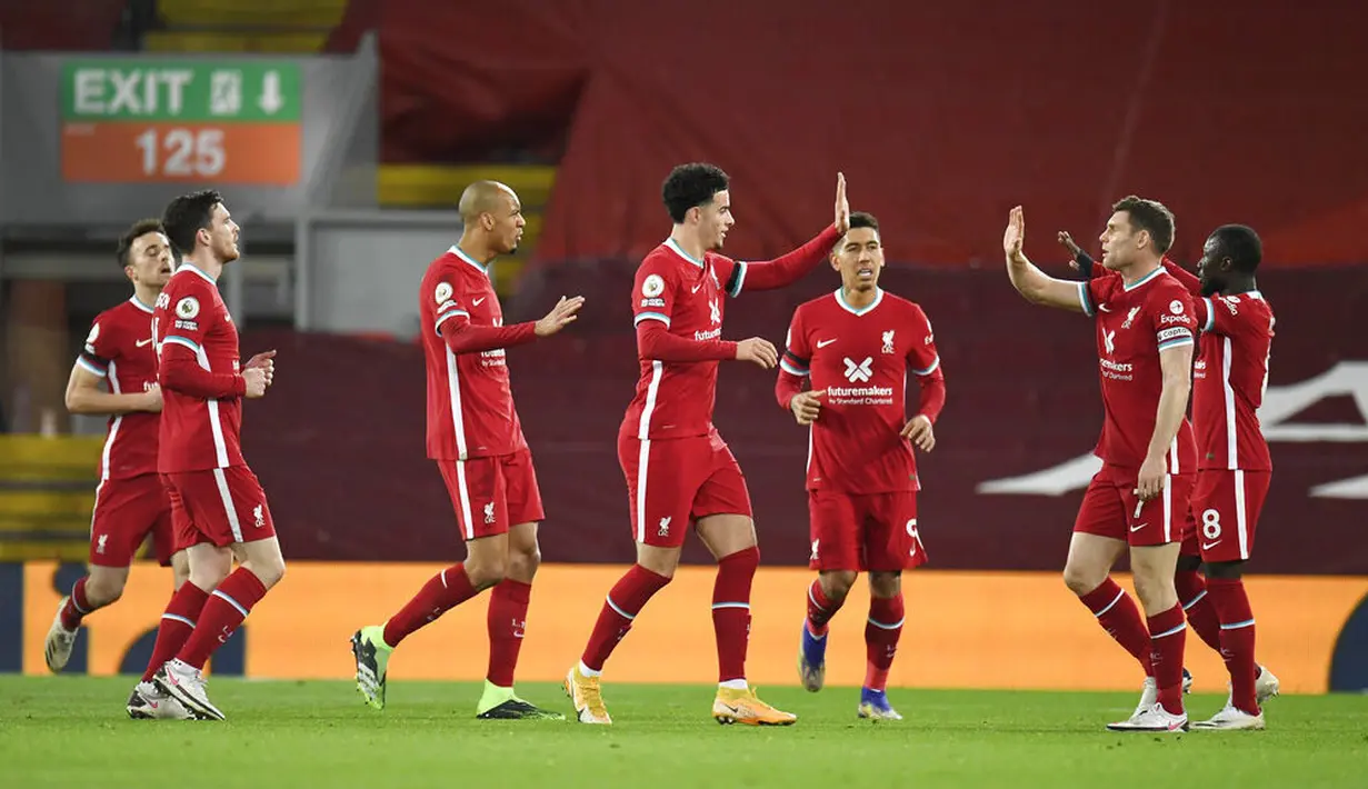 Para pemain Liverpool merayakan gol ke gawang Leicester City pada laga Liga Inggris di Stadion Anfield, Senin (23/11/2020). Liverpool menang dengan skor 3-0. (Peter Powell/Pool via AP)