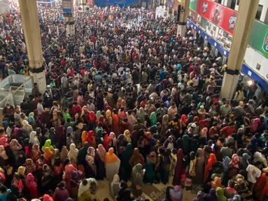 Orang-orang berkerumun membeli tiket di muka untuk melakukan perjalanan ke kampung halaman mereka merayakan Idul fitri di stasiun kereta api di Dhaka, Selasa (26/4/2022).&nbsp; Setiap menjelang perayaan hari besar, seperti Lebaran warga Bangladesh yang merantau ke kota-kota besar akan pulang ke kampung halaman untuk merayakannya bersama sanak keluarga. (Munir uz zaman / AFP)