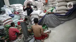 Aktivitas di sentra pasar beras Cipinang, Jakarta, Selasa (19/5/2020). Perum bulog menjamin stok beras nasional pada Juni 2020 mencapai 1,8 juta ton dengan hasil penyerapan panen di sejumlah sentra produksi beras diperkirakan mencapai 650 ribu ton pada Juni 2020. (Liputan6.com/Faizal Fanani)