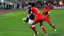 Pemain Malaysia, Idlan bin Talaha (kiri) mendapat kawalan dari Pemain Singapura, Shaiful (tengah) dan Shahdan Sulaiman (kanan) dalam Laga Piala AFF Suzuki 2012 di Stadion Bukit Jalil, Kuala Lumpur, Malaysia, minggu 25 November 2012. pertandingan berakhir 