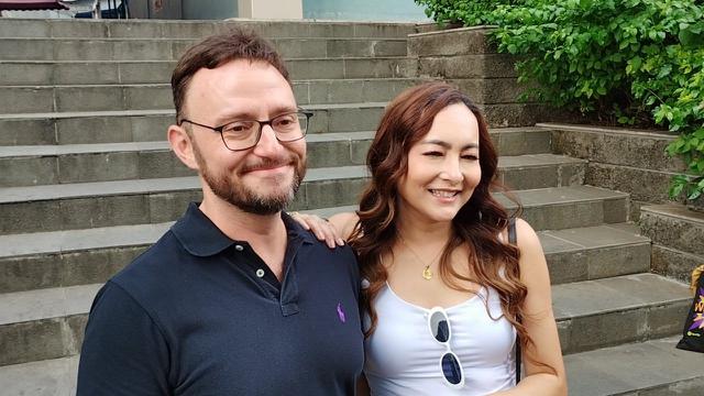 Dewi Rezer dan Ethan. (Liputan6.com/ M Altaf Jauhar)