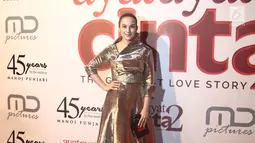 Aktris Chelsea Islan berpose untuk difoto saat menghadiri gala premiere film Ayat Ayat Cinta 2 di Jakarta, Kamis (07/12). Mereka berdua tampak sumringah di hadapan juru foto. (Liputan6.com/Herman Zakharia)