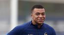 Pemain Timnas Prancis, Kylian Mbappe saat berlatih menjelang Kualifikasi Euro 2024 di Clairefontaine-en-Yvelines pada 21 Maret 2023. Mbappe akan memulai debut sebagai kapten Les Bleus pada 25 Maret 2023 saat melawan Belanda. (AFP/Franck Fife)
