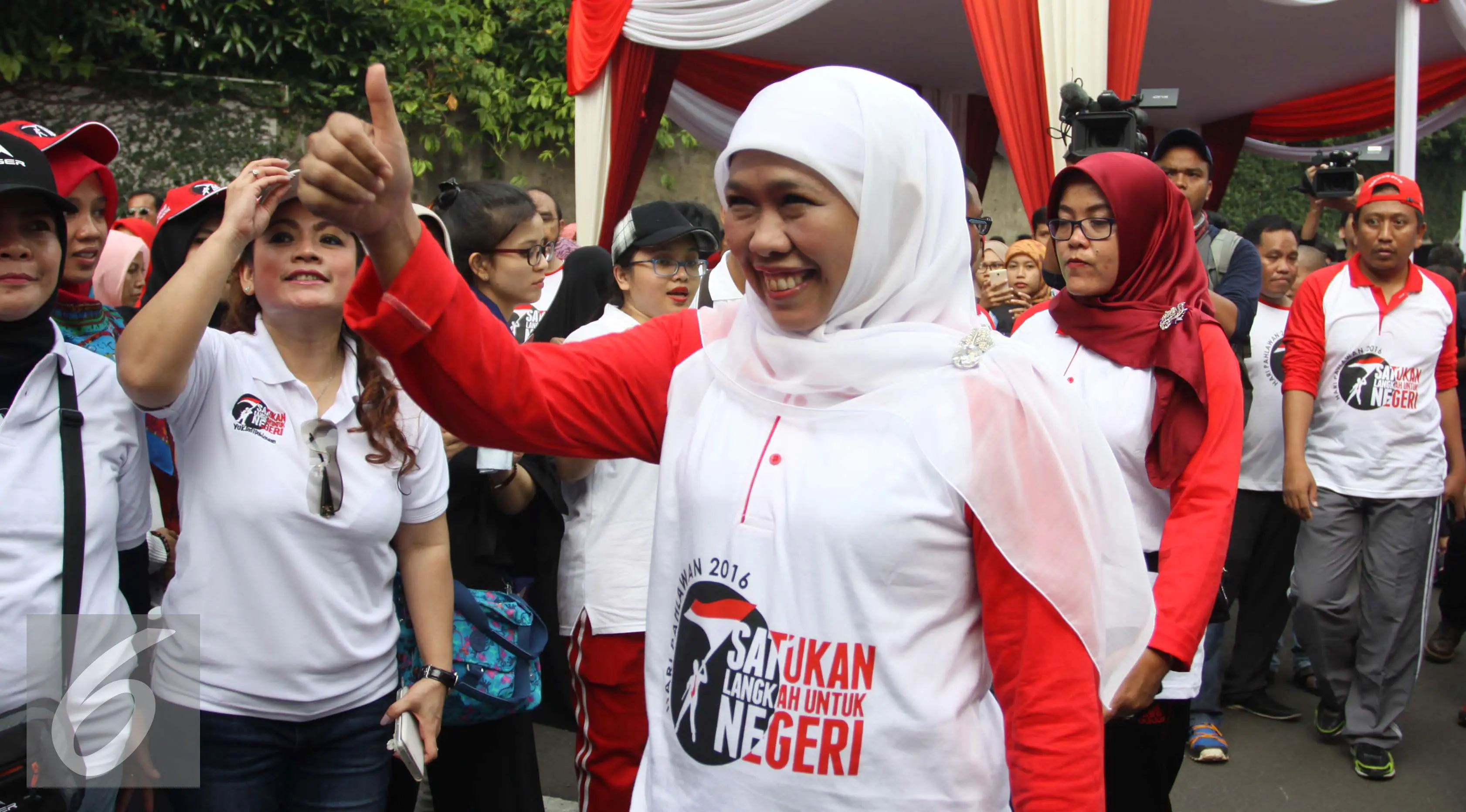 Menteri Sosial Khofifah Indar Parawansa menyapa warga saat mengikuti jalan sehat di Car Free Day, Bundaran HI, Jakarta, Minggu (6/11). Menjelang hari pahlawan Khofifah mengajak warga agar lebih mengingat jasa para pahlawan. (Liputan6.com/Gempur M. Surya)