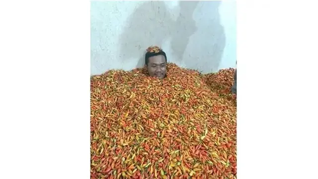 6 Kelakuan Bapak-Bapak Banyak Tingkah Ini Kocak, Tak Bisa Diam