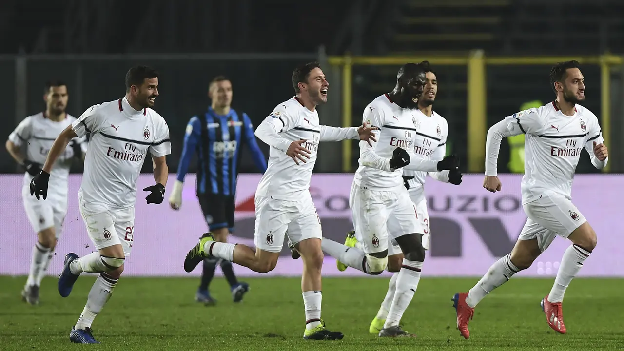 Para pemain AC Milan merayakan gol yang dicetak Hakan Calhanoglu, ke gawang Atalanta. (AFP/Miguel Medina)