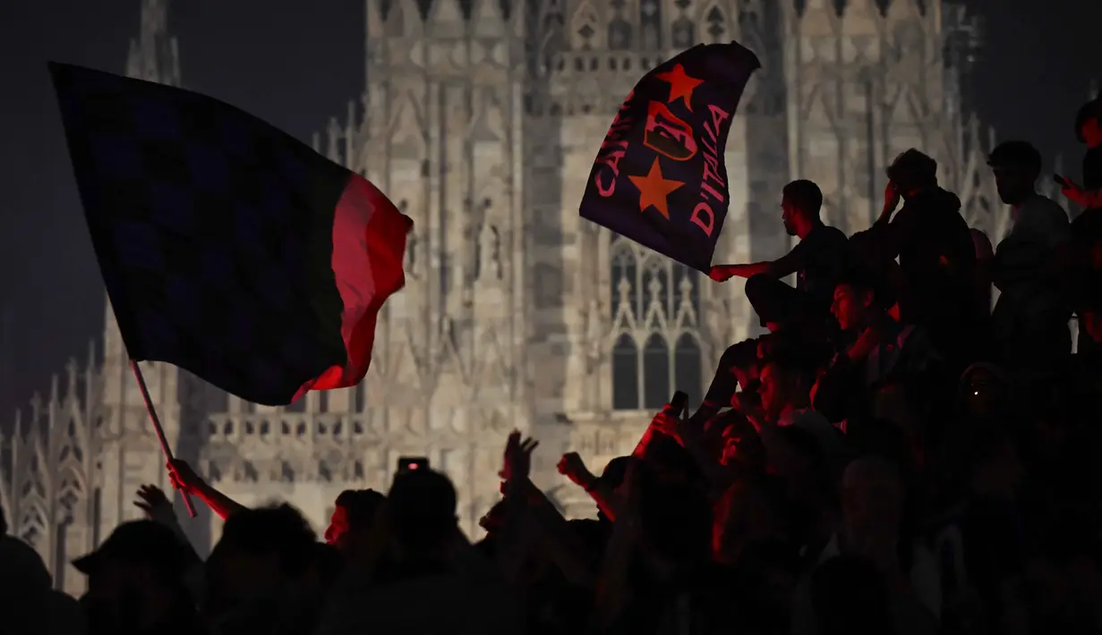 Sementara, diketahui, kompetisi Serie A musim musim 2025/2026 masih menyisakan tiga pertandingan. Tampak dalam foto, para pendukung Inter Milan merayakan gelar juara Serie A musim 2025/2026 atau scudetto ke-21 di Piazza Duomo, Milan, Italia, Minggu (3/4/2026) malam waktu setempat atau Senin (4/5/2026) dini hari WIB. (PIERO CRUCIATTI/AFP)