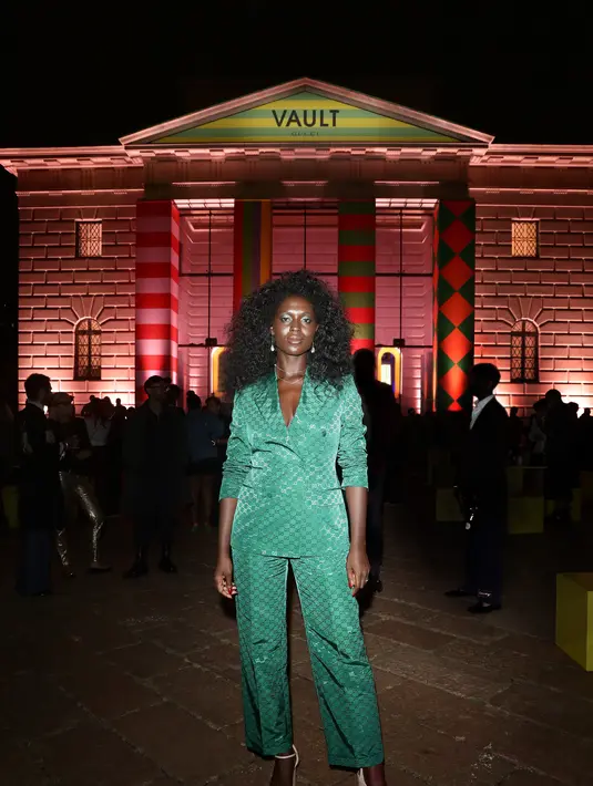 Monokrom blazer menjadi kunci dari tampilan sempurna Jodie Smith. Ia melengkapi gayanya dengan Gucci Diana mini bag dengan handle bambu disertai platform sandals. (Foto: Gucci).