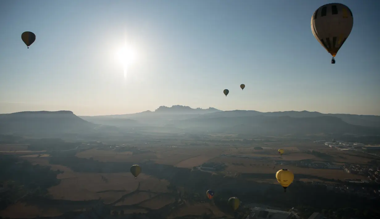 Balon udara terbang selama Festival Balon Eropa ke-23 di Igualada, Barcelona (11/7/2019). Festival Balon Eropa adalah yang terbesar di negara tersebut dan salah satu yang terbesar di Eropa. (AFP Photo/Josep Lago)