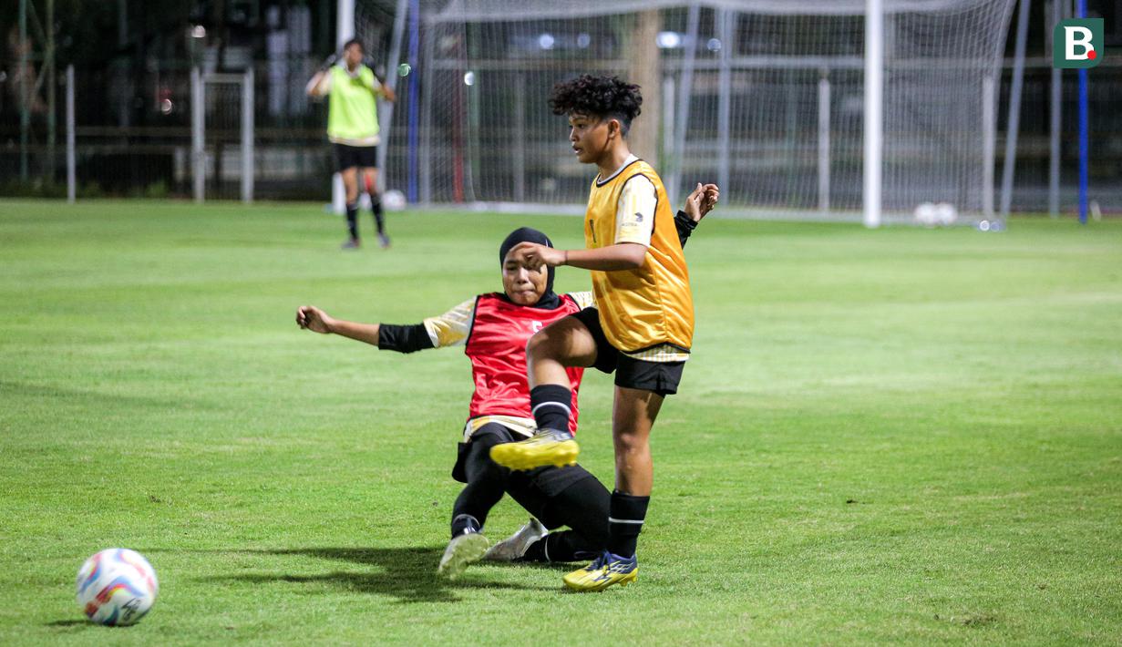 <p>Sejumlah pemain berebut bola saat latihan Timnas Indonesia Putri U-17 yang berlangsung di Lapangan A Kompleks Stadion Utama Gelora Bung Karno (SUGBK), Senayan, Jakarta, Rabu (27/03/2024). Latihan tersebut merupakan bentuk persiapan untuk Piala Asia U-17 yang bergulir di Bali pada 6-19 Mei 2024. (Bola.com/Bagaskara Lazuardi)</p>