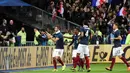 Penyerang Perancis, Andre-Pierre Gignac (kiri) melakukan selebrasi usai mencetak gol kegawang Perancis ada laga persahabatan di stadion Stade de France, Perancis, (13/11). Perancis menang atas Jerman dengan skor 2-0. (AFP PHOTO/MIGUEL MEDINA)