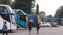 Sejumlah bus AKAP terparkir di terminal Kalideres, Jakarta Barat, Kamis (30/7/2020). Penghapusan SIKM  diyakini dapat mendongkrak tingkat okupansi angkutan darat, khususnya bus antarkota antarprovinsi (AKAP) hingga 50 persen. (Liputan6.com/Angga Yuniar)