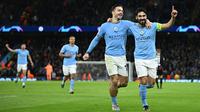 Pemain Manchester City, Ilkay Gundogan melakukan selebrasi bersama rekannya, Kevin De Bruyne setelah mencetak gol keempat timnya ke gawang RB Leipzig pada laga leg kedua 16 Besar Liga Champions 2022/2023 di Etihad Stadium, Manchester, Rabu (15/03/2023). The Cityzens berhasil melaju ke babak perempat final setelah berhasil menang dengan skor 7-0. (AFP/Oli Scarff)