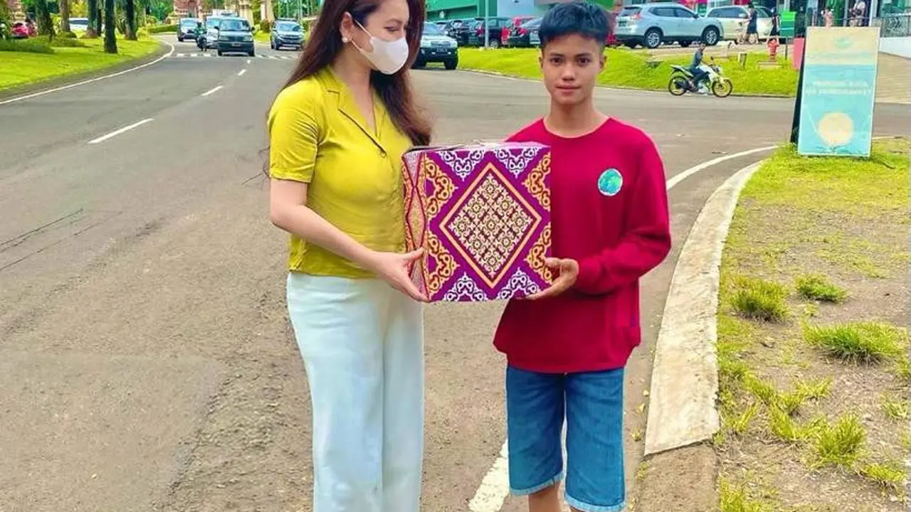 Heni Tania membagikan bingkisan kepada orang-orang yang dirasa memerlukan jelang Hari Lebaran