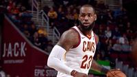 Bintang Cleveland Cavaliers, LeBron James, terancam absen pada laga pembuka musim reguler NBA 2017/2018 karena cedera pergelangan kaki kiri. (Bola.com/Twitter/NBA)