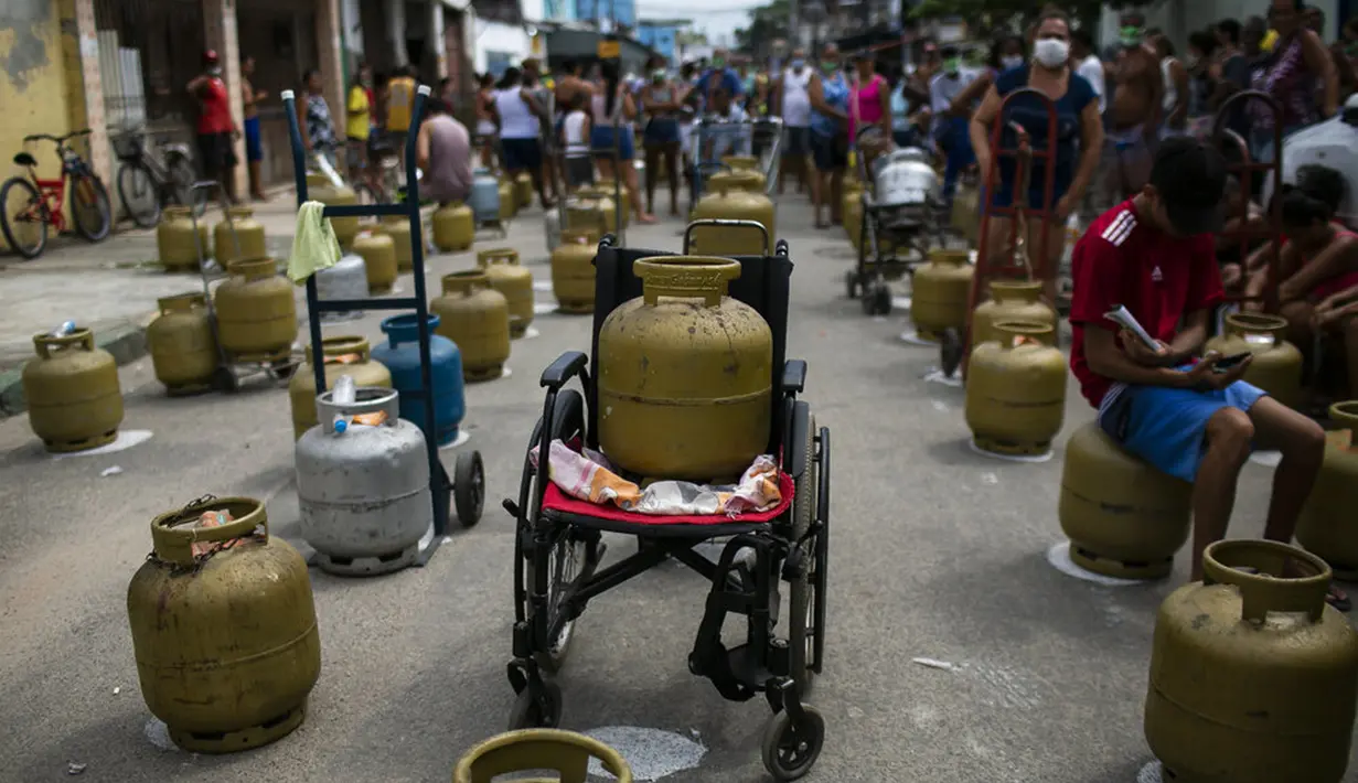 Deretan tabung gas ditempatkan saat warga antre membeli gas murah dari Petrobrás Oil Tankers Union di favela Vila Vintem, Rio de Janeiro, Brasil, Jumat (12/3/2021). Kegiatan ini sebagai kampanye memperingati Hari Perjuangan Nasional Pertahanan Perusahaan Milik Negara. (AP Photo/Bruna Prado)