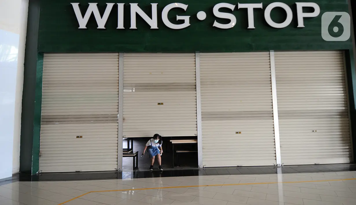 Seorang wanita keluar dari gerai yang tutup di Teras Kota Mall, BSD, Tangerang Selatan, Banten, Kamis (22/7/2021). Masa PPKM Level 4 berlaku hingga 25 Juli mendatang. (merdeka.com/Arie Basuki)