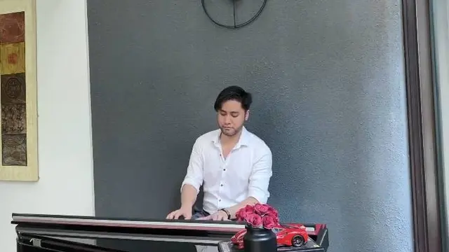 6 Potret Terbaru Kevin Aprilio, Bikin Pangling Usai Ubah Gaya Rambut Ikoniknya