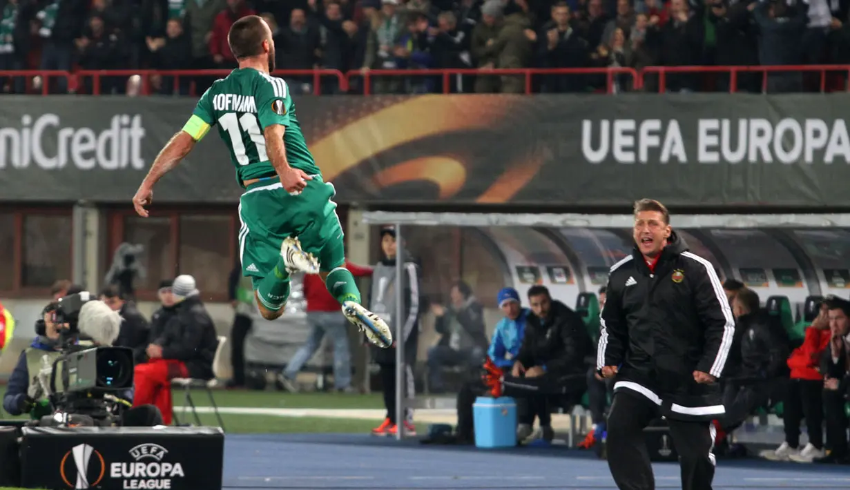 Selebrasi kapten Rapid, Steffen Hofmann, usai mencetak gol ke gawang Viktoria Plzen di babak pertama. Jumat (23/10/2015) dini hari WIB. (Bola.com/Reza Khomaini)