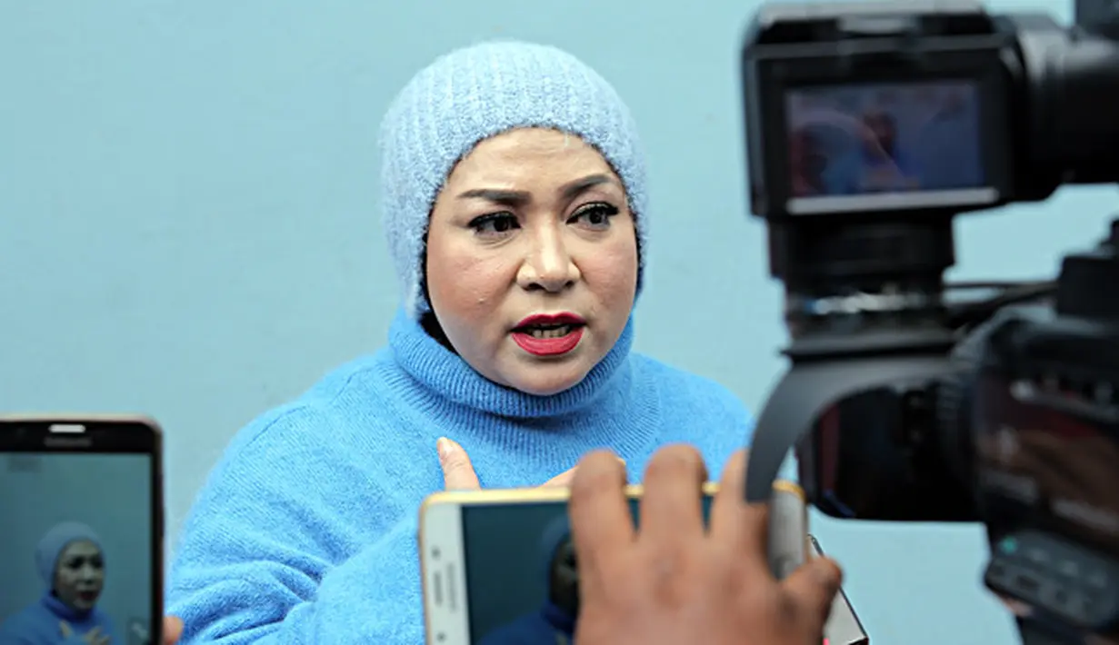 Lantas apa resep pasangan ini bisa menjaga keutuhan rumah tangganya. Saat ditemui di kawasan Tendean, Jakarta Selatan pada Selasa (6/2/2018) Anto Hoed membeberkan rahasianya. (Deki Prayoga/Bintang.com)