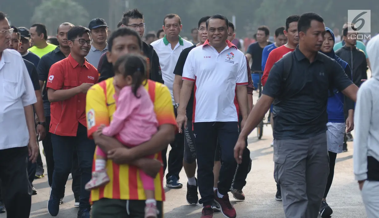 CdM Indonesia di Asian Games 2018, Komjen Pol. Syafruddin (kedua kanan) bersama perwakilan atlet melakukan jalan sehat di Stadion GBK, Jakarta, Minggu (15/4). Jalan sehat ini untuk meningkatkan soliditas atlet Indonesia. (Liputan6.com/Helmi Fithriansyah)