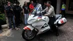 Petugas menunjukkan motor gede milik Rocky Herdarmel saat gelar barang bukti di Mapolda Metro Jaya, Jakarta, Selasa (2/6/2015). Rocky diringkus polisi saat menerobos busway di Jalan Panjang, Kebonjeruk, Jakarta Barat. (Liputan6.com/Johan Tallo)