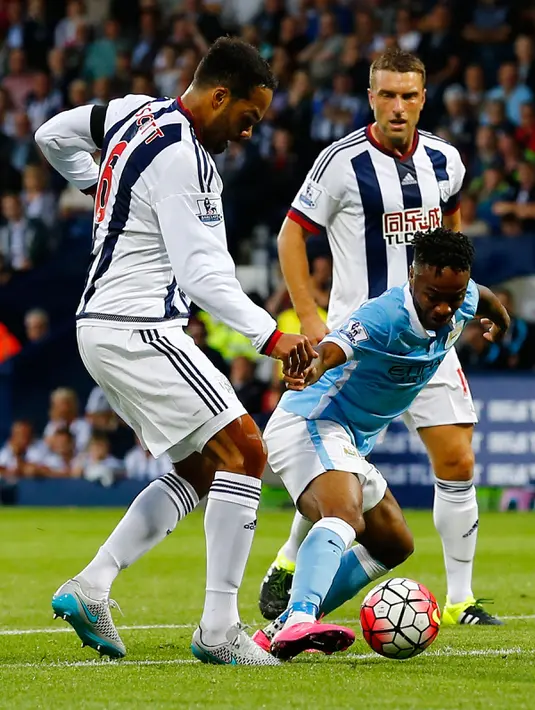  Gelandang Manchester City Raheem Sterling (tengah) saat melewati hadangan dua pemain West Brom di The Hawthorns Stadium, Inggris,  Senin (10/8/2015). Gol city dicetak Yaya Toure dan Vincent Company. (Reuters/Darren Staples)