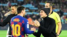 Pembalap Repsol Honda, Marc Marquez (kanan) bersalaman dengan penyerang Barcelona, Lionel Messi sebelum pertandingan Liga Spanyol "El Clasico" antara Barcelona melawan Real Madrid di Camp Nou Stadium (18/12/2019). Marc Marquez diketahui merupakan penggemar berat Barcelona. (AFP/Lluis Gene)