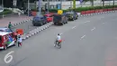 Seorang pengendara sepeda melintas di Kawasan Bundaran HI, Jakarta, Rabu (15/2). Suasana lalu lintas di kawasan tersebut terlihat sepi di karenakan libur pemilihan Gubernur DKI. (Liputan6.com/Angga Yuniar)