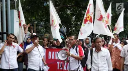 Massa dari Partai Republik menggelar unjuk rasa di depan Gedung Bawaslu RI, Jakarta Pusat, Kamis (8/3). Mereka menuntut agar Bawaslu meloloskan Partai Republik sebagai partai peserta pemilu tahun 2019 mendatang. (Liputan6.com/Johan Tallo)