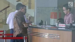 Aktor Leroy Osmani mengisi buku tamu di gedung KPK, Jakarta, Jumat (16/3). Leroy Osmani di periksa sebagai saksi suap pengadaan pesawat dan mesin pesawat dari airbus S.A.S dan Roll-Royce P.L.C pada PT. Garuda Indonesia. (Liputan6.com/Herman Zakharia)