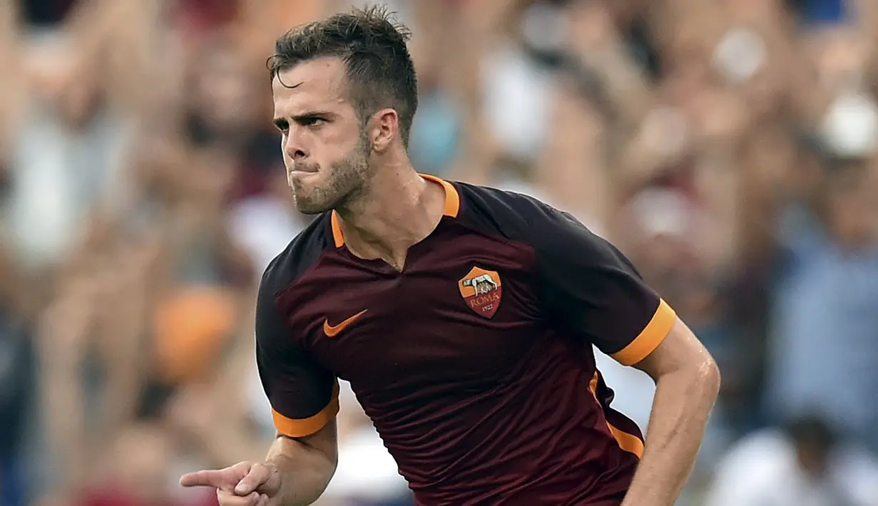 Gelandang AS Roma, Miralem Pjanic melakukan selebrasi usai mencetak gol ke gawang Juventus di pertandingan liga serie A di Olimpico Roma, Italia (31/8/2015).  AS Roma menang atas Juventus dengan skor 2-1. (REUTERS/Alberto Lingria)