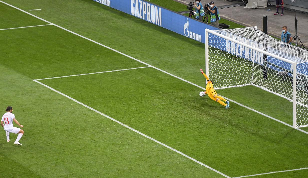 Pada babak kedua, Timnas Swiss sanggup lepas dari tekanan. Hasilnya, mereka mendapatkan penalti pada menit 55'. Sayang, gawang Timnas Prancis masih bisa selamat setelah tendangan Ricardo Rodriguez ditepis oleh Lloris. (Foto: AP/Pool/Daniel Mihailescu)