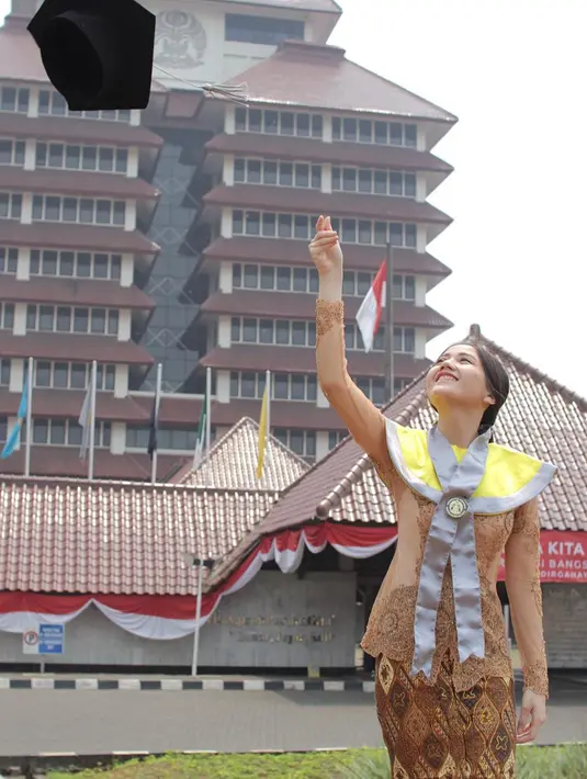 Tahun 2018 lalu, Jessica lulus dari jurusan Ekonomi Universitas Indonesia. Di momen wisudanya, ia tampil cantik berkebaya coklat. [Foto IG/jessicaanastasya20].