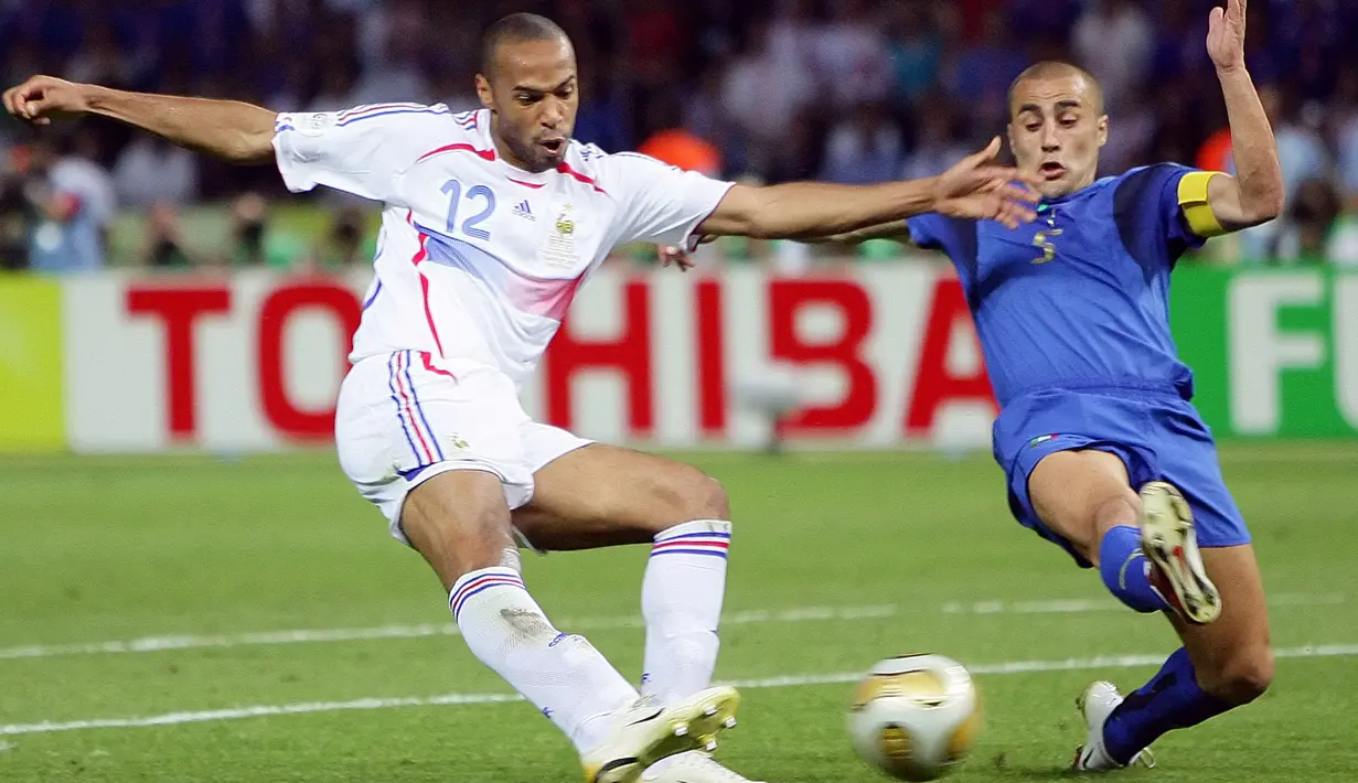 Selain membantu Italia menjadi juara, Cannavaro juga dinobatkan sebagai FIFA World Player of the Year 2006. Dia mengungguli nama-nama beken pada masanya, seperti Zinedine Zidane, Ronaldinho, serta Thierry Henry. (AFP/Nicolas Asfouri)