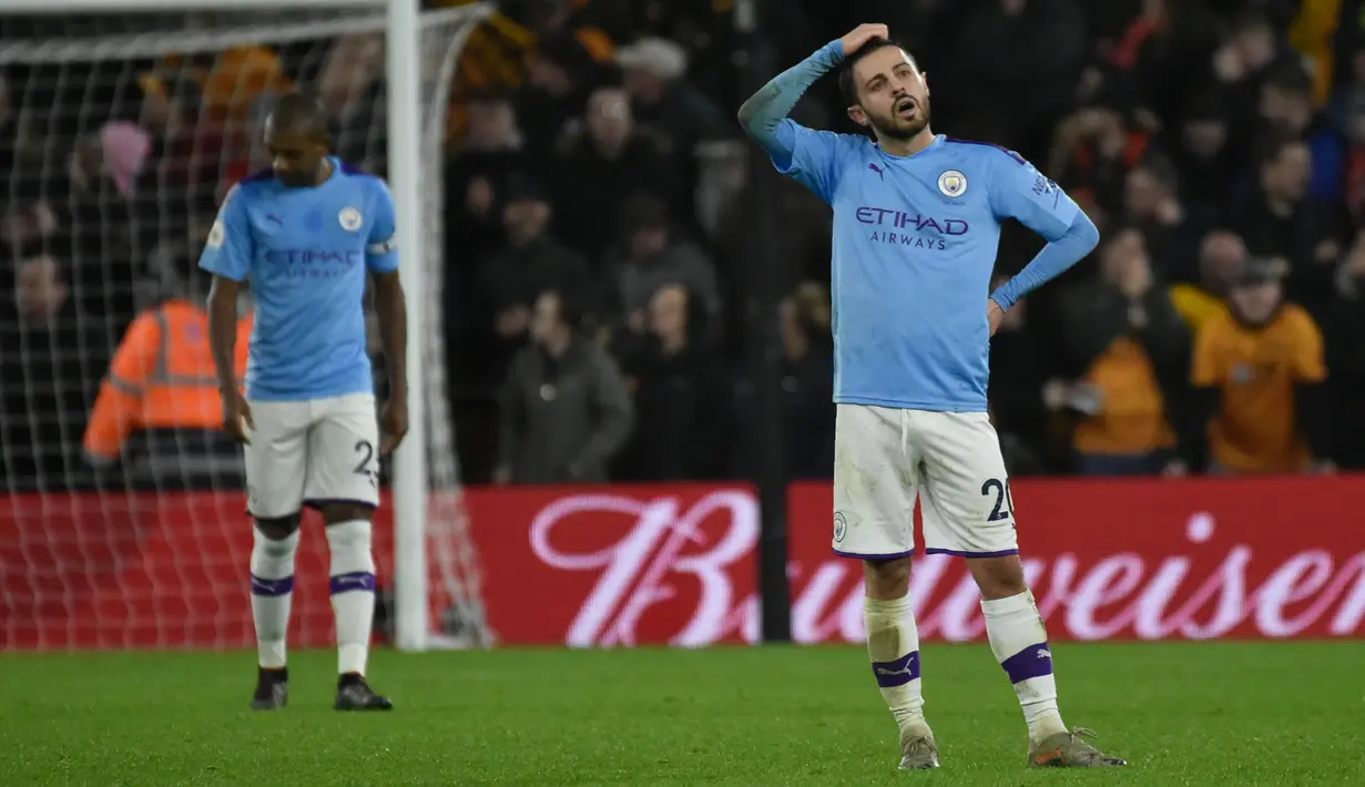 Pemain Manchester City Bernardo Silva memegang kepalanya setelah pemain Wolverhampton Wanderers Matt Doherty membobol gawang timnya pada pertandingan Liga Inggris di Molineux Stadium, Wolverhampton, Inggris, Jumat (27/12/2019). Manchester City kalah 2-3. (AP Photo/Rui Vieira)