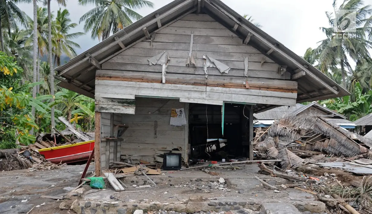 Sebuah rumah warga hancur pasca gelombang Tsunami Selat Sunda di Dusun Tiga Regahan Lada, Pulau Sebesi, Lampung Selatan, Minggu (30/12). Sebagian warga mengungsi ke Kalianda. (Liputan6.com/Herman Zakharia)