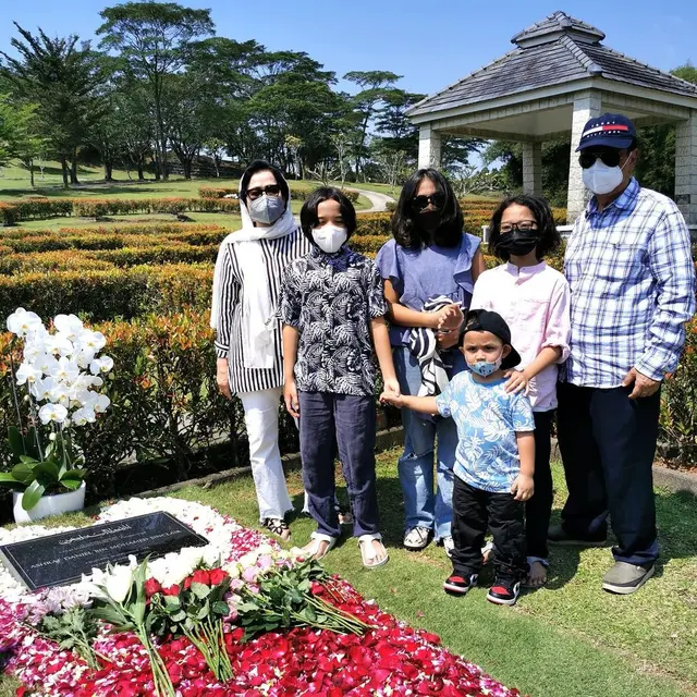 Rayakan Ulang Tahun, Ini 6 Potret Bunga Citra Lestari Ziarah ke Makam Ashraf Sinclair