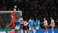 Penjaga gawang Napoli Vanja Milinkovic-Savic menyelamatkan bola dalam laga Liga Champions antara PSV dan Napoli di Eindhoven, Belanda, 21 Oktober 2025. (AP Photo/Patrick Post)