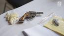 Barang bukti senjata api rakitan diperlihatkan saat rilis kasus pencurian kendaraan bermotor di Polda Metro Jaya, Jakarta, Kamis (4/7/2019). Sementara salah seorang tersangka lain masuk dalam DPO. (Liputan6.com/Immanuel Antonius)