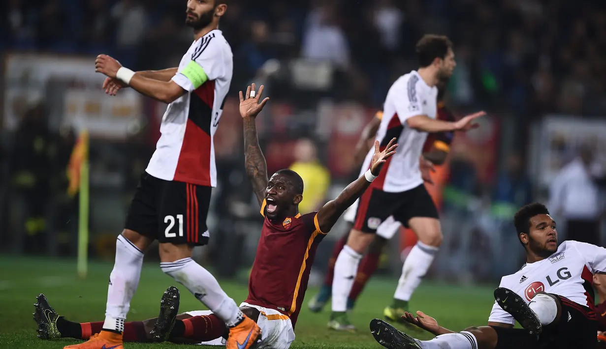 Pemain AS Roma, Antonio Rudiger, bereaksi setelah dijatuhan pemain Leverkusen, Omer Toprak, dalam laga Grup E Liga Champions di Stadion Olimpico, Roma, Kamis (5/11/2015) dini hari WIB. (AFP Photo/Filippo Monteforte)
