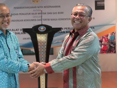 Direktur Jenderal Perlindungan ‎Konsumen dan Tertib Niaga Kemendag Widodo (kiri) bersama dengan Kepala BPH Migas Andy Noorsaman Sommeng penandatangan kerjasama di Gedung BPH Migas, Jakarta, Selasa (16/2). (Liputan6.com/Angga Yuniar)