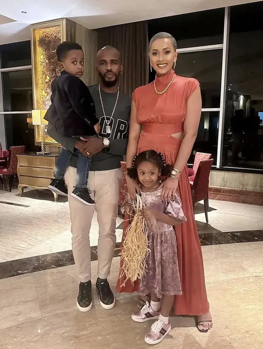 Kimberly mengenakan dress velvet pink dipadukan sneakernya. Sedangkan sang mamah mengenakan dress orange. (@kimmyjayanti)