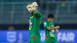 Pemain Persebaya Surabaya, Milos Raickovic, tampak kecewa setelah ditaklukkan Madura United pada lanjutan BRI Super League 2025/2026 di Stadion Gelora Bung Tomo Jumat (17/4/2026). (Bola.com/M Iqbal Ichsan)