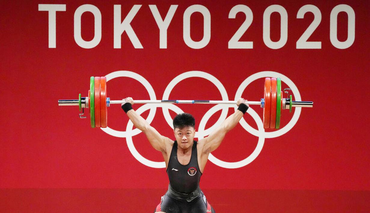 Rahmat Erwin Abdullah - Kejutan kembali datang dari cabor angkat besi 73 kg putra. Anak muda asal Makassar ini berhasil menembus tiga besar dan berhak naik podium sekaligus membawa pulang medali perunggu. (Foto/AP/Luca Bruno)